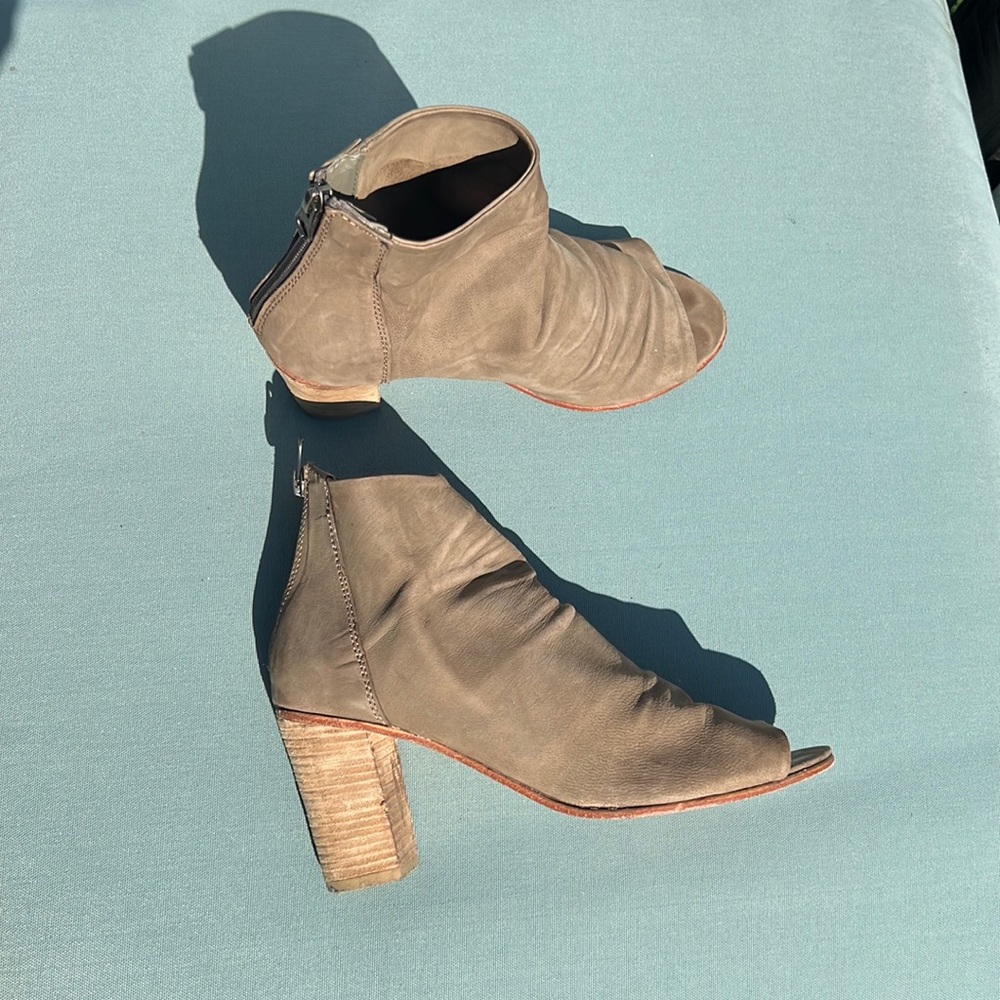Free People Clearwater Booties Peep Toe Suede Taupe Block Heel size 39/8.5